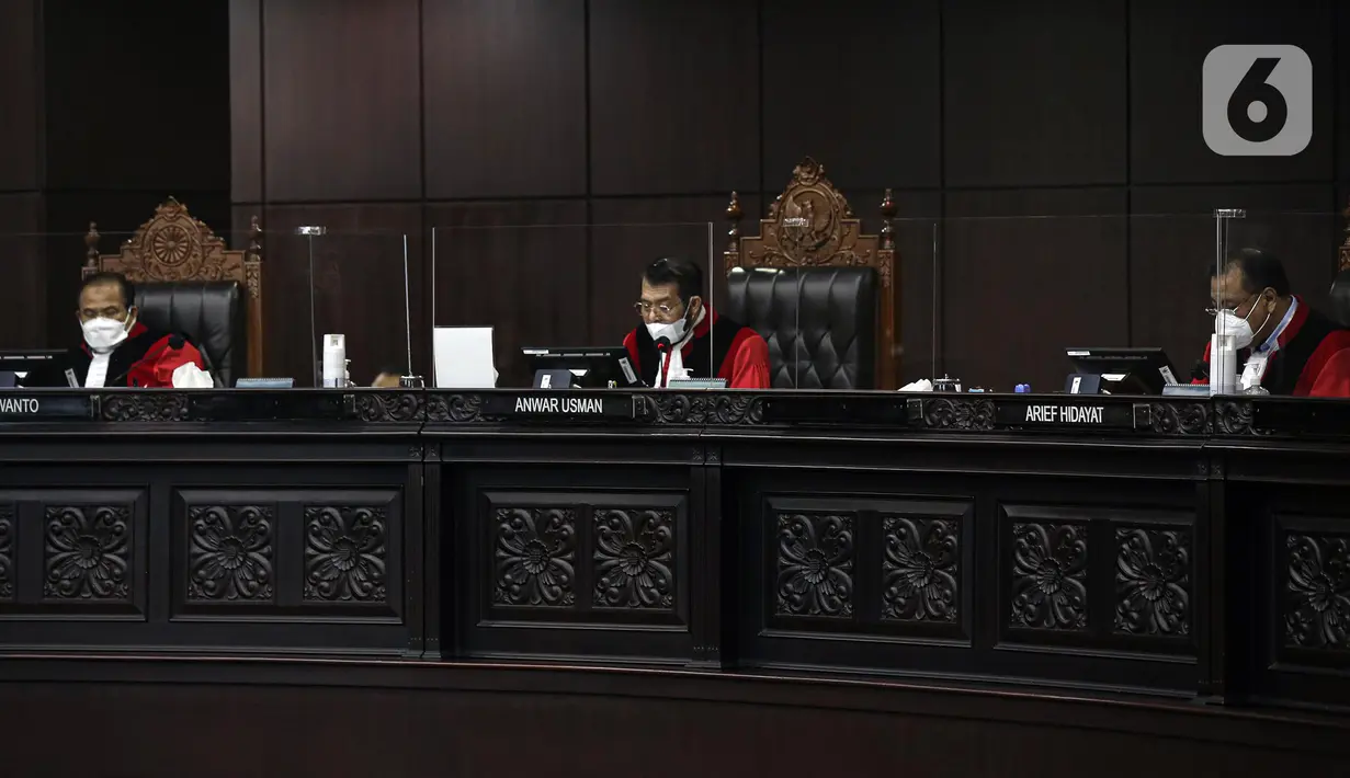 Ketua Majelis Hakim Mahkamah Konstitusi (MK) Anwar Usman (tengah) membacakan putusan saat sidang uji materi Undang-Undang Nomor 35 Tahun 2009 tentang Narkotika terhadap UUD 1945 atau legalisasi ganja untuk medis di Gedung Mahkamah Konstitusi, Jakarta, Rabu (20/7/2022). Sidang uji materi tersebut dengan pemohon Dwi Pertiwi, Santi Warastuti, Nafiah Murhayanti, Perkumpulan Rumah Cemara, Institute for Criminal Justice Reform (ICJR), dan Perkumpulan Lembaga Bantuan Hukum Masyarakat atau Lembaga Bantuan Hukum Masyarakat (LBHM). (Liputan6.com/Faizal Fanani)