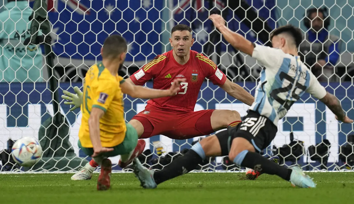 Australia berpeluang menyamakan skor pada menit ke-80. Bola tembakan Aziz Behich dari dalam kotak penalti masih mampu diblok pemain belakang Argentina. (AP/Lee Jin-man)