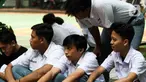 Sejumlah pelajar yang terjaring razia sebelum dipangkas rambutnya di SMA Negeri 70 Jakarta, Kamis (25/5/2023). (Liputan6.com/Herman Zakharia)