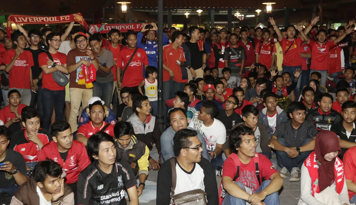 Sepanjang pertandingan Big Reds, kelompok pendukung Liverpool terus bernyanyi mendukung tim kesayangannya. (Bola.com/Vitalis Yogi Trisna)