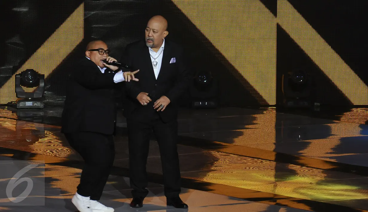 Rapper, Saykoji saat tampil bersama Indro Warkop pada Indonesian Box Office Movie Awards 2017 di Studio 6 Emtek City, Jakarta, Kamis (30/3). (Liputan6.com/Helmi Fithriansyah)