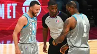 Stephen Curry dan LeBron James bergembira bersama di NBA All-Star 2022 (AFP)