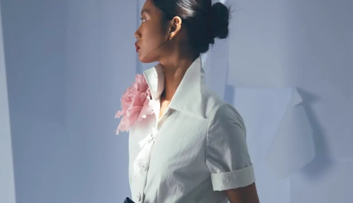 Mengutamakan kepraktisan, koleksi ini menawarkan gaya yang serbaguna—seperti blazer berukuran besar yang dipadukan dengan rok pensil dan blus dengan rok lebar.