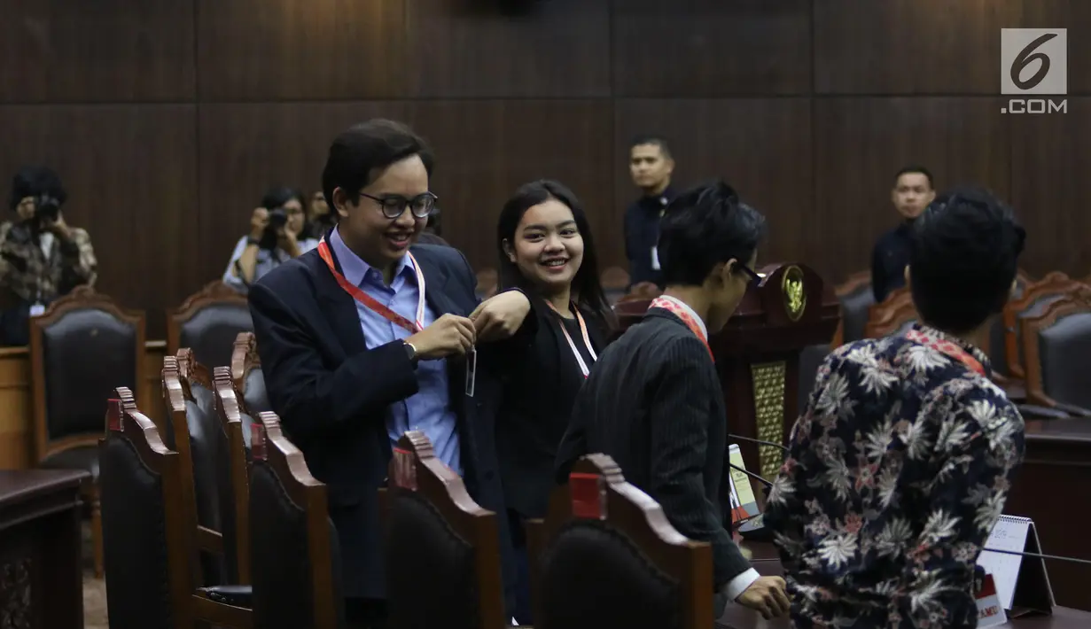 Kuasa pemohon yang merupakan mahasiswa FHUI, Zico Leonard Djagardo Simanjuntak (kiri) mengikuti sidang uji materi UU KPK di Gedung MK, Jakarta, Senin (30/9/2019). Permohonan uji materi UU KPK dimasukkan sehari setelah pengesahan di DPR. (Liputan6.com/Angga Yuniar)