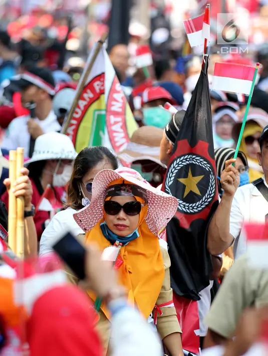Buruh menggelar karnaval dan deklarasi saat Perayaan Peringatan Hari Buruh Sedunia, Jakarta, Selasa (1/5). Salah satu isi maklumatnya terpenuhinya Lima Jaminan Sosial, yaitu Jaminan Kesehatan, Jaminan Kecelakaan Kerja. (Liputan6.com/Johan Tallo)