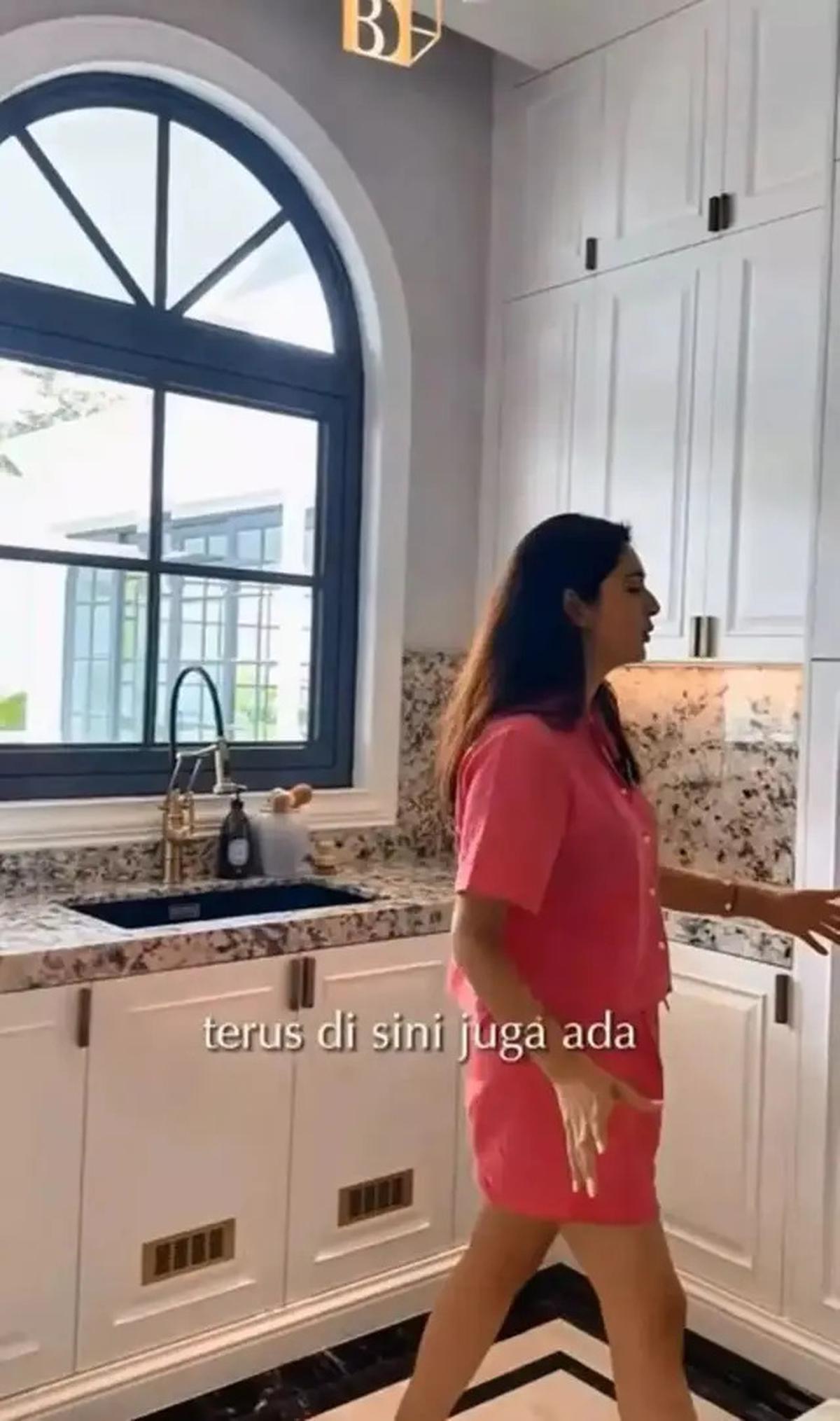 Potret Rumah Nabila Syakieb Bergaya American Classic dengan Dapur Mewah