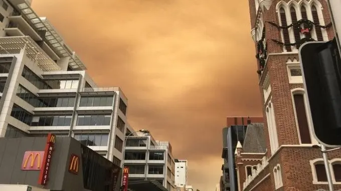 Kebakaran lahan menyebabkan langit di Perth, Australia, berubah menguning bak kulit jeruk. (Geraldine McGregor/BBC)