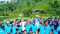 Ketua MPR Zulkifli Hasan bersama para pemetik teh di Brebes, Jawa Tengah. (Liputan6.com/Nanda Perdana Putra)