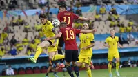 Pemain Spanyol Dani Olmo menyundul bola saat pertandingan grup E kejuaraan sepak bola Euro 2020 antara Spanyol dan Swedia di stadion La Cartuja di Seville, Senin, 14 Juni 2021. (AP Photo/Pierre Philippe Marcou, Pool)