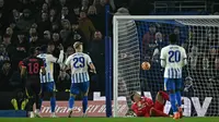 Kiper Brighton asal Belanda #01 Bart Verbruggen kebobolan gol bunuh diri, gol pembuka, selama pertandingan putaran keempat Piala FA Inggris antara Brighton &amp; Hove Albion dan Chelsea di stadion Amex, di Brighton, Inggris selatan, Minggu dini hari WIB (9-2-2025). (Ben STANSALL/AFP)