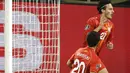 Pemain Makedonia Utara Eljif Elmas (atas) merayakan bersama rekan setimnya Stefan Spirovski setelah mencetak gol ke gawang Jerman pada pertandingan Grup J kualifikasi Piala Dunia 2022 di Duisburg, Jerman, Rabu (31/3/2021). Jerman kalah 1-2. (Thilo Schmuelgen/Pool via AP)