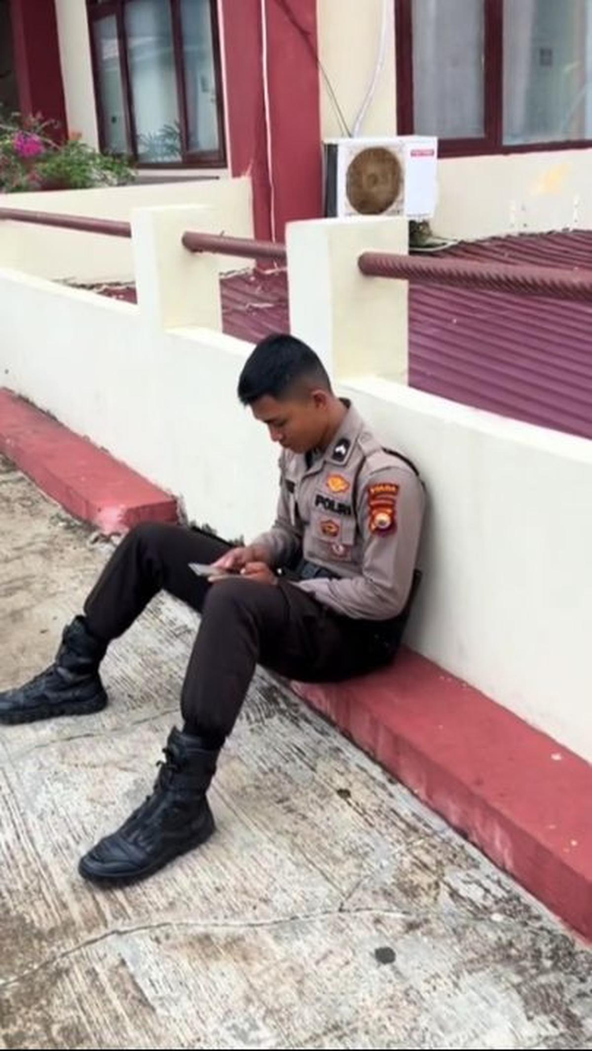 Bripda Rafles Merenung karena Putus Cinta<br>
