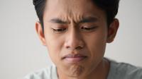 Ilustrasi mulut pahit saat sakit demam (Foto: Reve Art AI)