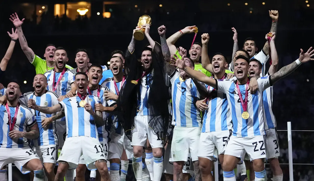 <p>Para pemain Argentina merayakan keberhasilan memenangi gelar juara Piala Dunia 2022 setelah mengalahkan Prancis melalui adu tendangan penalti dalam laga final Piala Dunia 2022 di Lusail Stadium, Lusail, Qatar, Minggu (18/12/2022) malam WIB. (AP Photo/Manu Fernandez)</p>