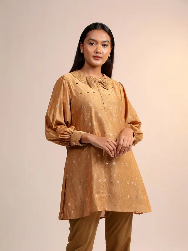 Tunik Batik Lengan Puff Warna Nude Detail Renda Brokat
