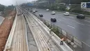 Pekerja menyelesaikan pembangunan proyek kereta ringan (Light Rail Transit/LRT) di kawasan Kampung Makassar, Jakarta, Rabu (19/7). (Liputan6.com/Immanuel Antonius)