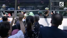Reuni keluarga Korea Utara dan Korea Selatan penuh rasa haru, lebih dari 300 warga Korsel melakukan perjalanan ke kawasan peristirahatan Gunung Kumgang di Korut untuk mengikuti pertemuan riga hari dengan kerabat yang lama tidak mereka jumpai.