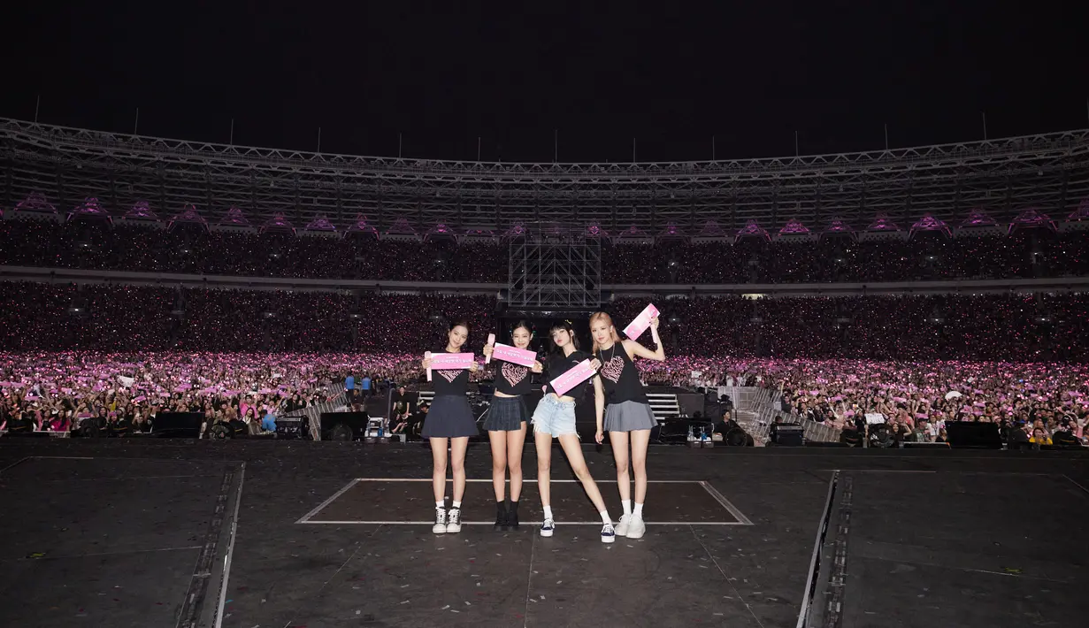 Meski sukses menghadirkan puluhan ribu penonton, konser tersebut juga menyisakan beberapa kejadian tidak mengenakkan. Salah satunya adalah momen Jennie Blackpink dan Rose yang dilempas tisu oleh penonton. (FOTO: YG Entertainment )