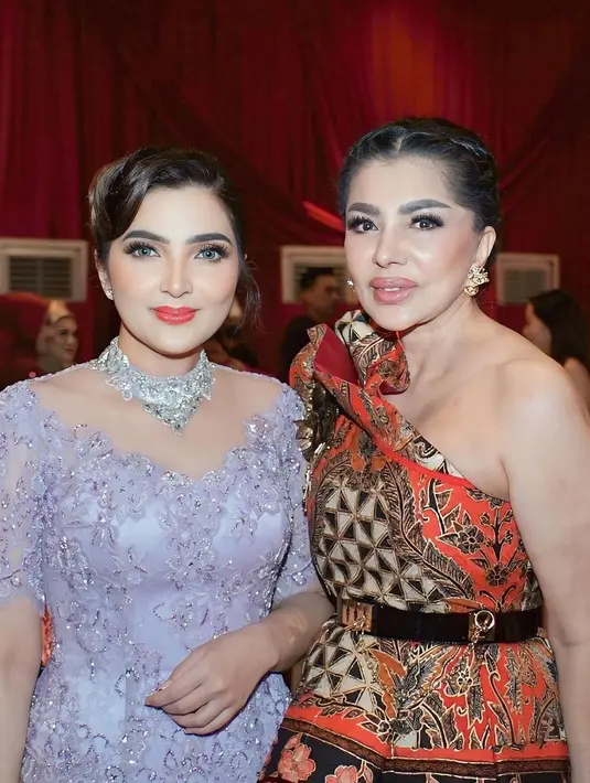 Kebayanya dilengkapi dengan aksen bordiran choker yang memancarkan kilauan mewah. [@ashanty_ash].