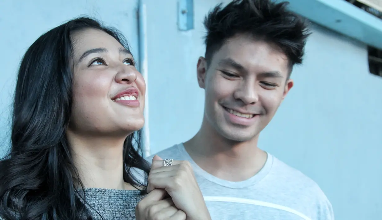 "Biasanya kalau penyanyi di Christmas sama New Year banyak job. Dilihat dulu jadwalnya. Kayaknya sih lucu juga kalau kita dinner sama keluarga pas Natal," ucap Fero Walandouw. (Adrian Putra/Bintang.com)