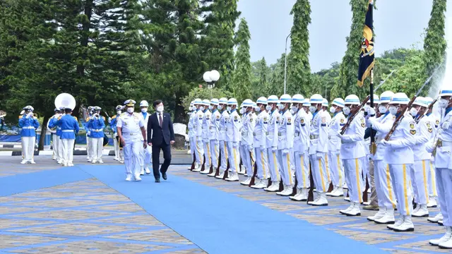 Kehadiran Minister of DAPA Korea Selatan di Markas Besar Angkatan Laut tersebut disambut upacara penyambutan oleh Pasukan Kehormatan ( Dinas Penerangan Angkatan Laut)