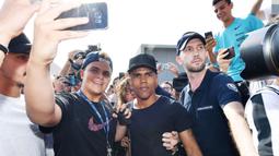 Sejumlah fans mengajak gelandang Bayern Munchen, Douglas Costa, foto bersama saat akan menjalani tes medis bersama Juventus di Juventus Medical Center, Turin, Rabu (12/7/2017). (EPA/Alessandro Di Marco)