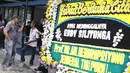 Karangan bunga duka cita wafatnya penyanyi senior Eddy Silitonga di RS Fatmawati, Jakarta, Kamis (25/8). Rencananya jenazah Eddy Silitonga akan dikebumikan di TPU Kampung Kandang, Jagakarsa pada Sabtu (27/8) mendatang. (Liputan6.com/Immanuel Antonius)