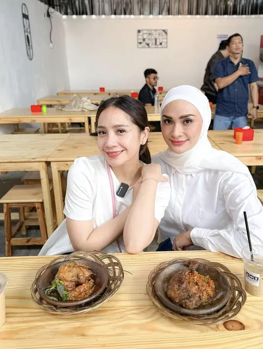 Kali ini, keduanya juga tampak begitu humble dengan pakaian sederhana bernuansa putih.  [Foto: Instagram/ Putri Zulhas]