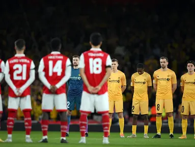 Pemain Arsenal dan Bodoe/Glimt mengheningkan cipta selama satu menit untuk mengenang korban tragedi Kanjuruhan sebelum pertandingan sepak bola Grup A Liga Europa di Arsenal Stadium, London, Inggris, 6 Oktober 2022. (Daniel LEAL/AFP)