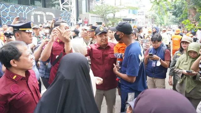 Petugas Direktorat Pengawasan dan Penindakan Keimigrasian mengamankan 15 orang pengungsi yang mendirikan tenda dan telah bermukim di depan kantor UNHCR sejak awal 2024.