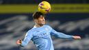 Bek Manchester City, John Stones, menyundul bola saat melawan West Bromwich Albion pada laga Liga Inggris di Stadion The Hawthorns, Selasa (27/1/2021). City menang dengan skor 0-5. (Michael Regan/POOL/AFP)