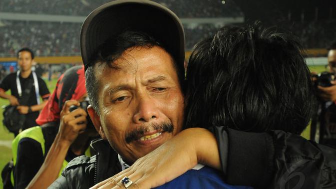 Pelatih Persib Bandung, Djadjang Nurdjaman memeluk Toni Sucipto usai menumbangkan Persipura Jayapura dan menjadi kampiun ISL 2014 di Stadion Gelora Sriwijaya, Palembang, (7/11/2014). (Liputan6.com/Helmi Fithriansyah)