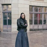 OOTD Enzy Storia saat liburan di Paris cukup mencuri perhatian dengan padu padan yang effortless [@enzystoria]