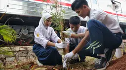 Selain lubang biopori, para pelajar juga melakukan penanaman pohon bambu untuk memperbaiki sistem penyerapan air tanah. (Liputan6.com/Angga Yuniar)