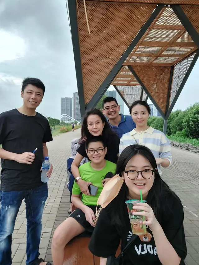 7 Potret Kapten Vincent Bersama Istri dan Anak yang Tampil Makin Mesra