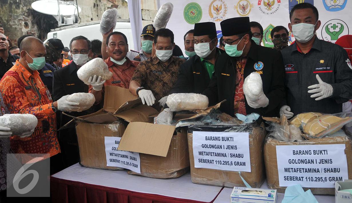 Kepala BNN, Budi Waseso (batik coklat) memperlihatkan barang bukti shabu di lapangan parkir Kota Tua, Jakarta, Jumat (26/2). Barang bukti narkoba didapat BNN dari hasil tangkapan sejak awal Januari 2016. (Liputan6.com/Gempur M Surya)