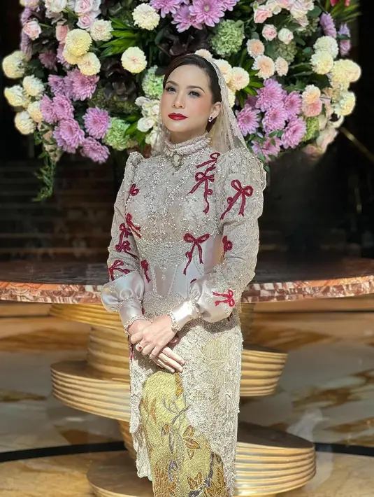 Rachel Maryam tampil tak kalah menawan kenakan kebaya modern warna coklat muda. Aksen pita merah pada kebayanya membuat penampilannya kian meriah. [@rachelmaryams].