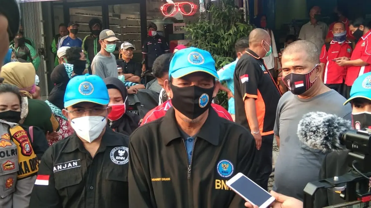 BNN saat menyerahkan paket bantuan kepada warga di tengah pandemi Covid 19.
