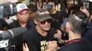 Aktor Tio Pakusadewo bersiap menjalani sidang lanjutan kasus narkoba di PN Jakarta Selatan, Kamis (7/6). Sidang yang beragendakan pembacaan pembelaan dari Tio Pakusadewo ditunda karena hakim ketua berhalangan hadir. (Liputan6.com/Immanuel Antonius)