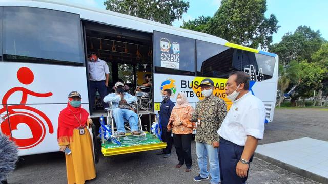 Acara soft launching layanan transportasi Bus Disabilitas DAMRI Mataram (02/10/20)