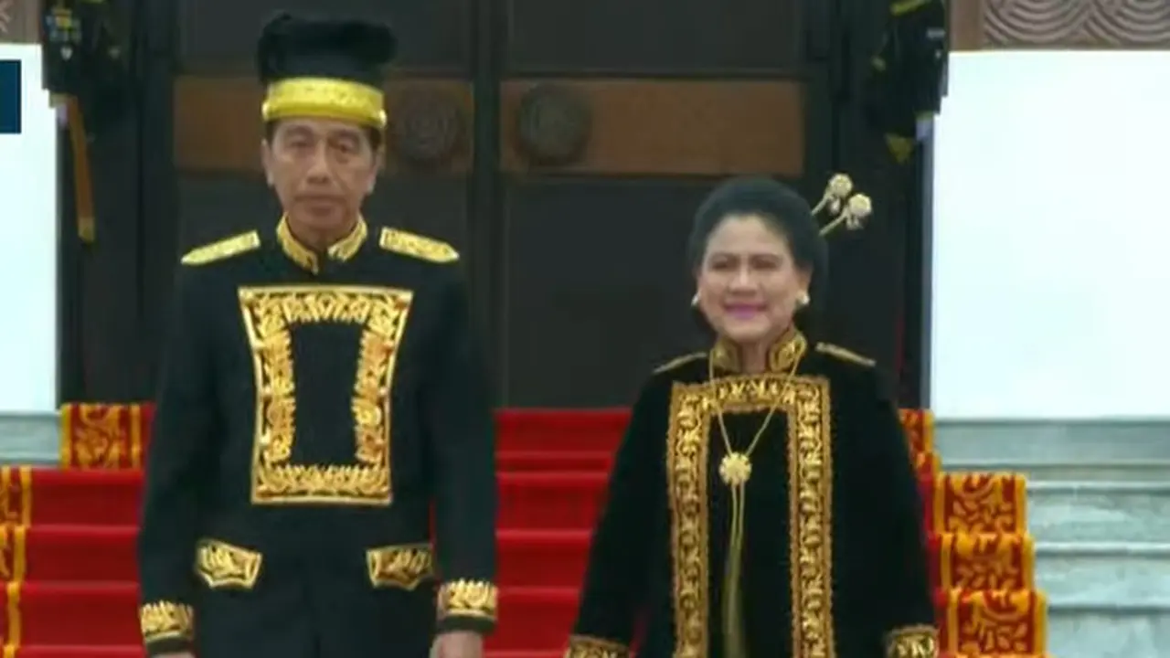 Presiden Joko Widodo (Jokowi) dan Ibu Iriana menggenakan pakaian adat Kutai, Kalimantan Timur, di HUT ke-79 RI di IKN.