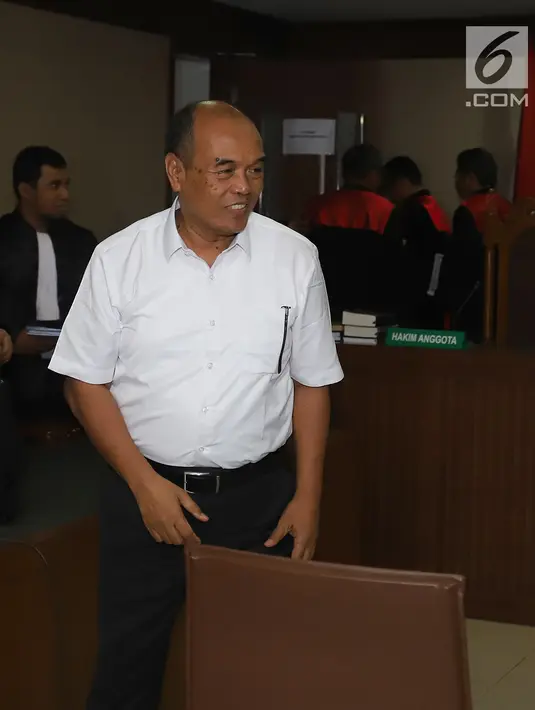 Mantan Direktur Utama PT Asuransi Jasindo, Budi Tjahjono usai sidang dakwaan di Pengadilan Tipikor, Jakarta, Rabu (5/12). Budi terjerat kasus pembayaran komisi fiktif dalam pengadaan asuransi oil dan gas pada BP Migas-KKKS. (Liiputan6.com/Herman Zakharia)