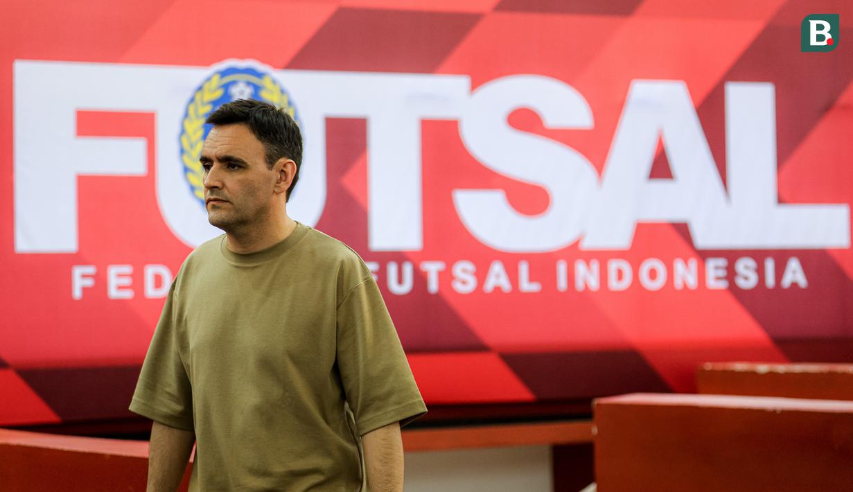 Pelatih Timnas Futsal Indonesia, Hector Souto saat memasuki lapangan dalam laga lanjutan 4 Nations World Series 2025 melawan Argentina di Jakarta International Velodrome, Rawamangun, Sabtu (01/02/2025). (Bola.com/Bagaskara Lazuardi)