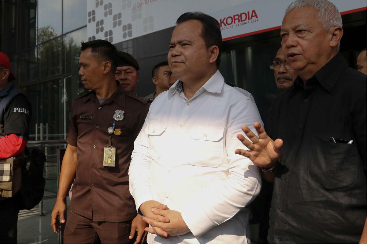 Eks Dirjen Imigrasi Ronny F Sompie usai diperiksa KPK terkait kasus Harun Masiku