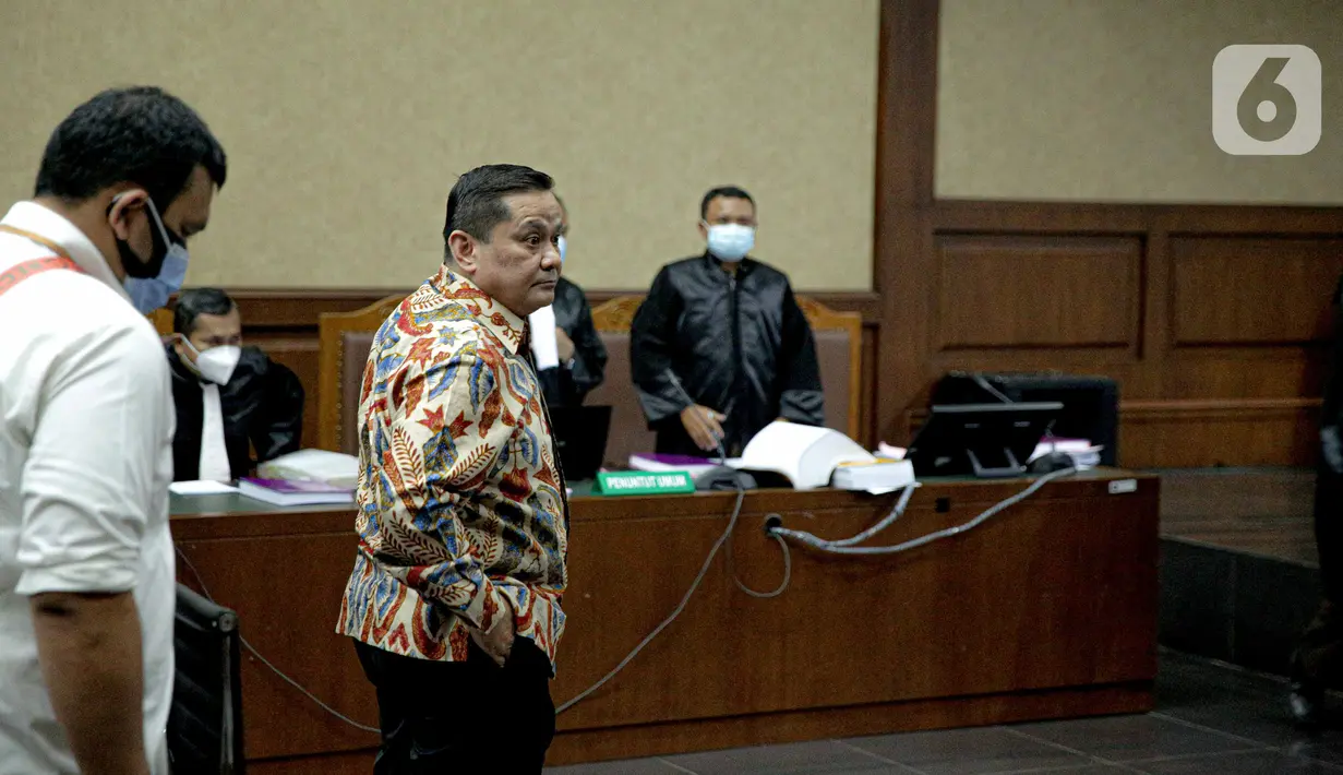 Terdakwa kasus dugaan suap penghapusan red notice Joko Tjandra, Irjen Pol Napoleon Bonaparte saat menjalani sidang lanjutan di Pengadilan Tipikor, Jakarta, Senin (9/11/2020). Sidang beragendakan pembacaan eksepsi atau nota keberatan yang dibacakan kuasa hukum terdakwa. (Liputan6.com/Faizal Fanani)