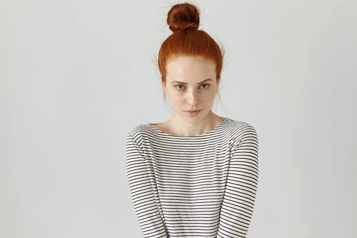 Tips Mudah Menata Rambut Messy Top Knot untuk Tampilan Effortless yang Stylish [Dok/freepik.com]