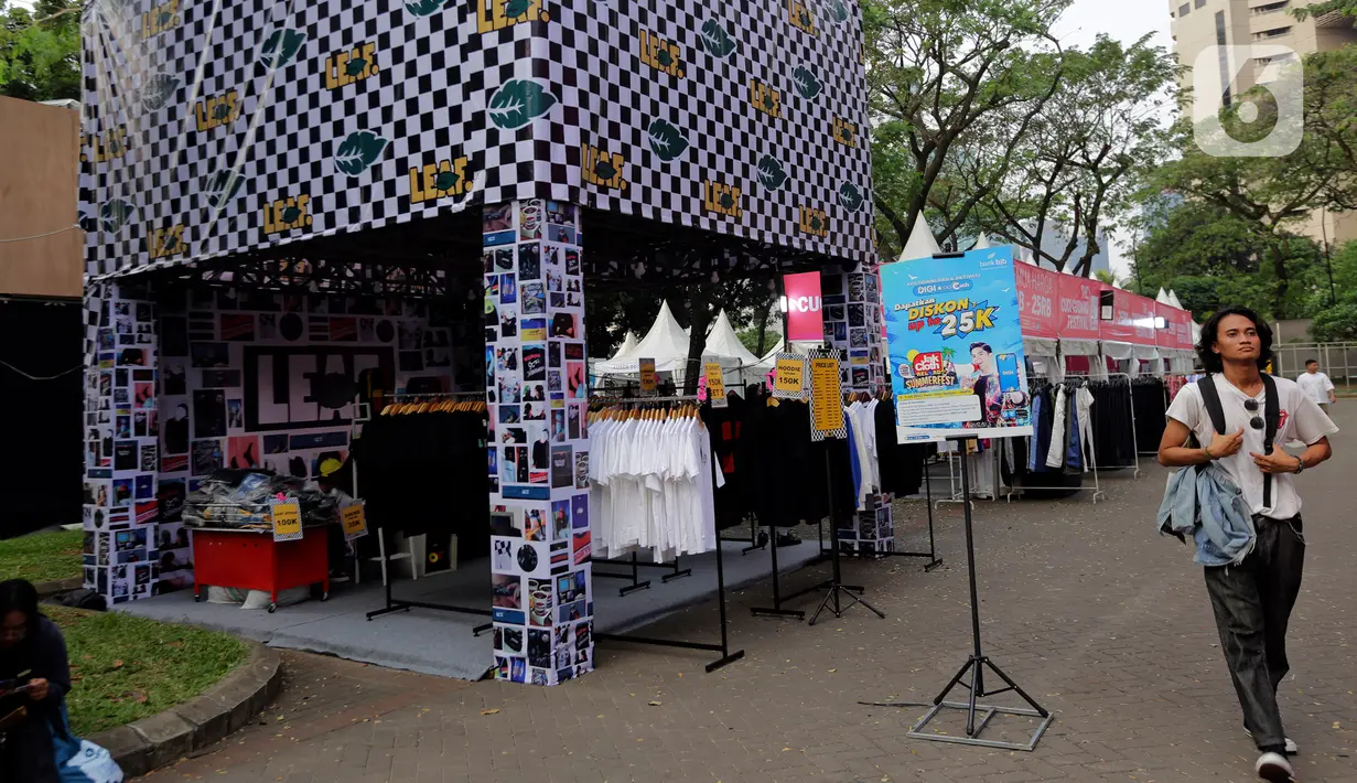 Untuk bisa mengunjungi Jakcloth Reload Summerfest 2023, para pengunjung bisa membeli tiket sebesar Rp. 30 ribu yang tiketnya sendiri dijual melalui websitenya. (Liputan6.com/Johan Tallo)