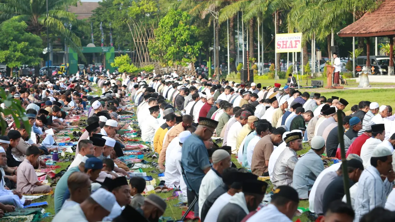 Ribuan warga Muhammadiyah dengan khusuk lakukan sholat Idul Fitri di Lapangan Taman Blambangan Banyuwangi (Istimewa)