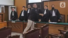 Terdakwa Agus Nurpatria bersalaman dengan kuasa hukunya usai menjalani sidang vonis di Pegadilan Negeri Jakarta Selatan (PN Jaksel), Senin (27/2/2023). Majelis Hakim PN Jaksel menjatuhkan putusan terhadap terdakwa Agus Nurpatria atas kasus obstruction of justice perkara kematian Nofriansyah Yosua Hutabarat alias Brigadir J dengan vonis kurungan penjara selama 2 tahun. (Liputan6.com/Angga Yuniar)