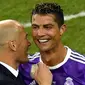 Pelatih Real Madrid, Zinedine Zidane bersama Cristiano Ronaldo melakukan selebrasi usai mengalahkan Juventus pada laga final Liga Champions di Stadion Millennium, Cardiff, Sabtu (3/06/2017). Real Madrid menang 4-1. (AFP/Ben Stansall)